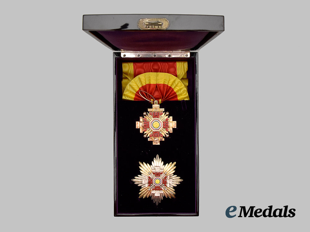 japan,_manchukuo._an_order_of_the_pillars_of_state,_i_class_grand_cordon_set_in_case___m_n_c7348