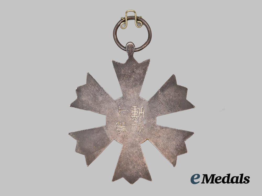 korea,_empire._an_order_of_the_eight_trigrams,_v_i_i_class_badge___m_n_c7398