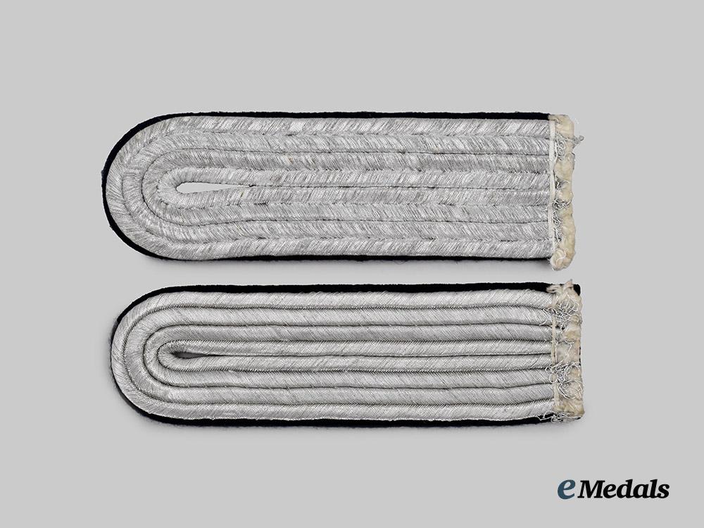 germany,_heer._a_set_of_medical_leutnant_shoulder_boards___m_n_c7548