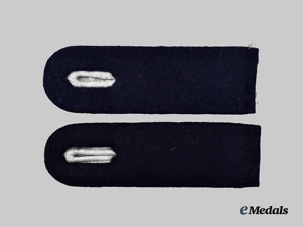 germany,_heer._a_set_of_medical_leutnant_shoulder_boards___m_n_c7549