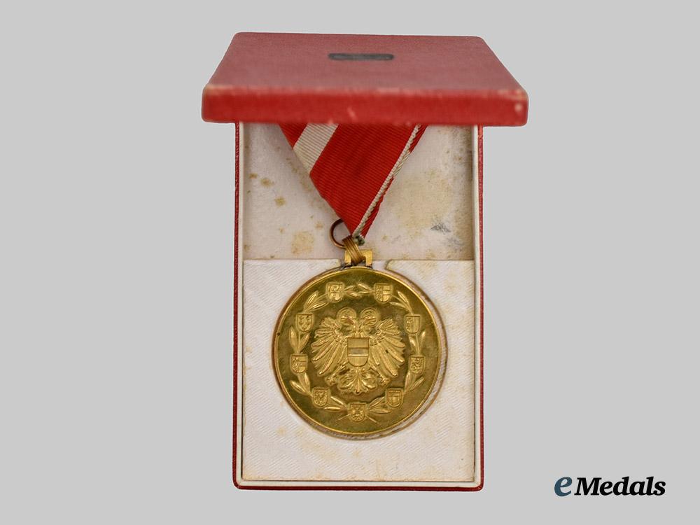 austria,_republic._a_decoration_of_honour_for_services_to_the_republic,_gold_medal___m_n_c7814