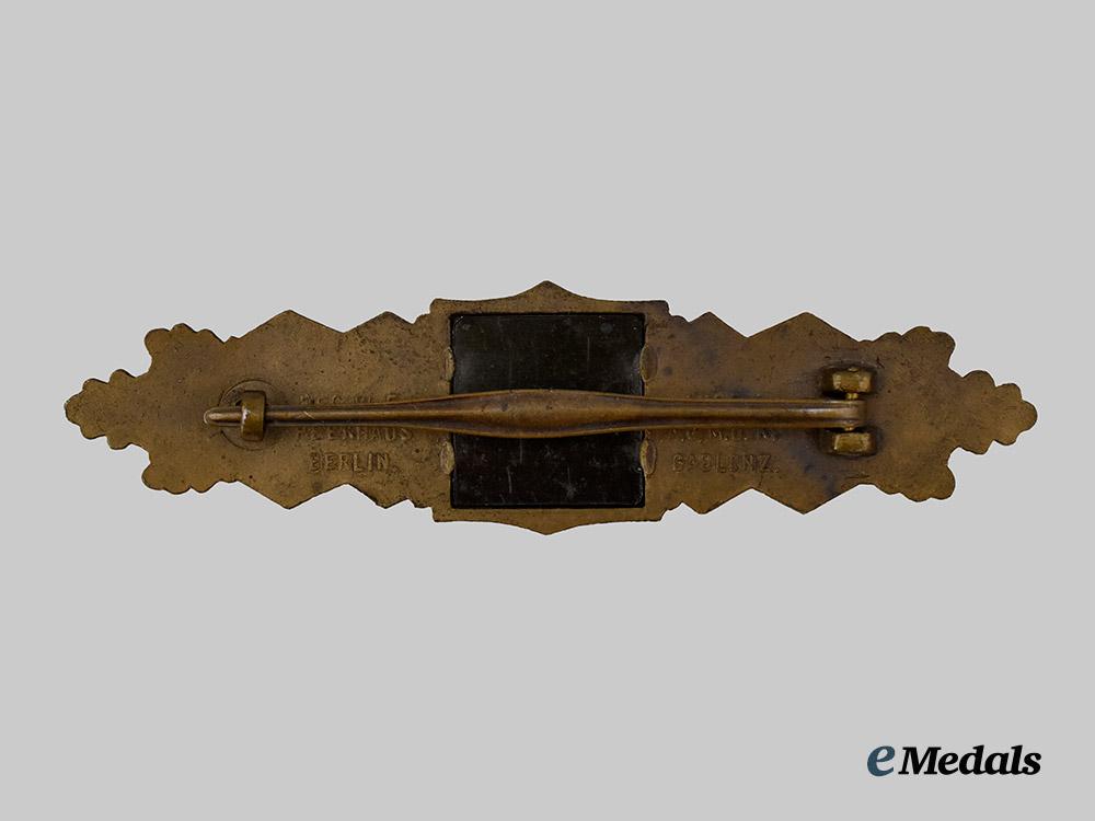 germany,_wehrmacht._a_close_combat_clasp,_bronze_grade,_by_arbeitsgemeinschaft_metall_und_kunststoff___m_n_c7946
