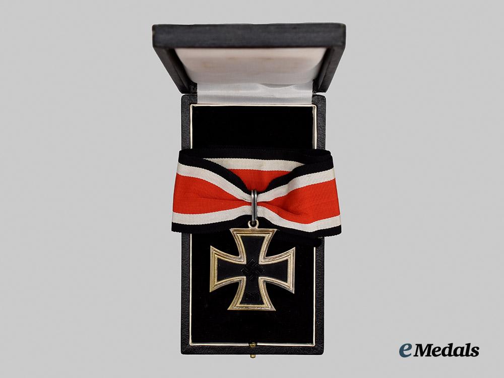 germany,_federal_republic._a_knight’s_cross_of_the_iron_cross,_exhibition_example_with_case,_by_rudolf_souval___m_n_c8065