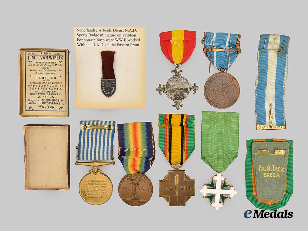 italy,_kingdom._a_lot_of_medals_and_decorations___m_n_c8089