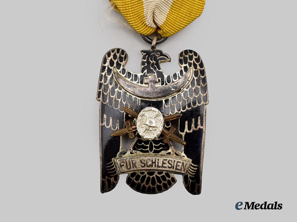 germany,_freikorps._a_silesian_eagle_i_i_class,_with_swords_and_wound_badge___m_n_c8107