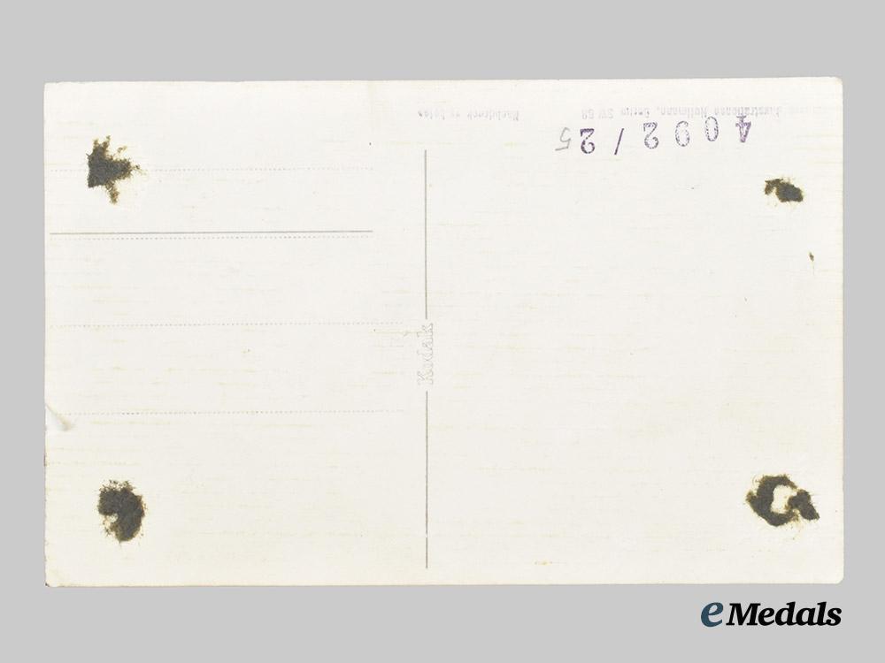 germany,_third_reich._a_candid_photograph_of_a_h_with_female_supporters,_from_the_hoffmann_studio___m_n_c8117