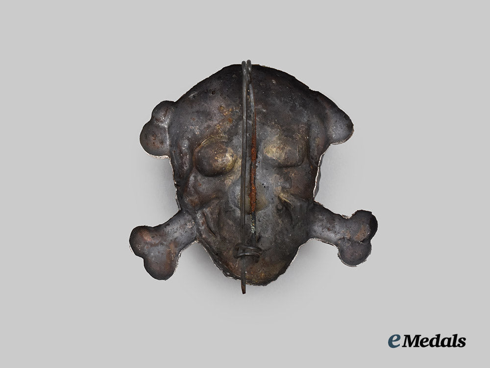 italy,_fascist_state._a_black_brigade_skull_beret_badge,_c.1942___m_n_c8185