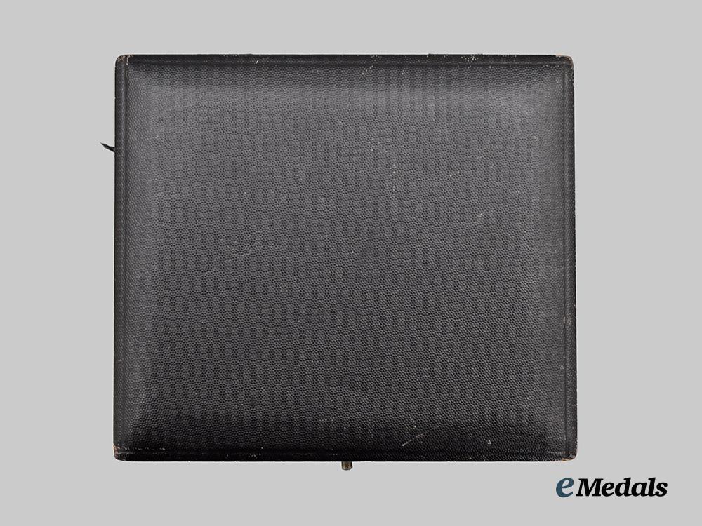 germany,_imperial._a_pair_of_awards_to_a_first_world_war_combatant,_presentation_set_with_custom_case___m_n_c8218