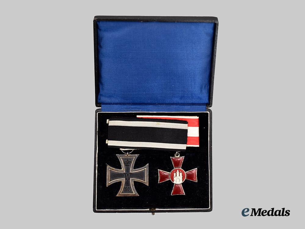 germany,_imperial._a_pair_of_awards_to_a_first_world_war_combatant,_presentation_set_with_custom_case___m_n_c8219