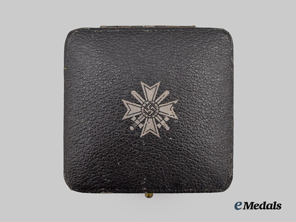 germany,_wehrmacht._a_war_merit_cross_i_class_with_swords_and_case,_by_deschler&_sohn___m_n_c8229
