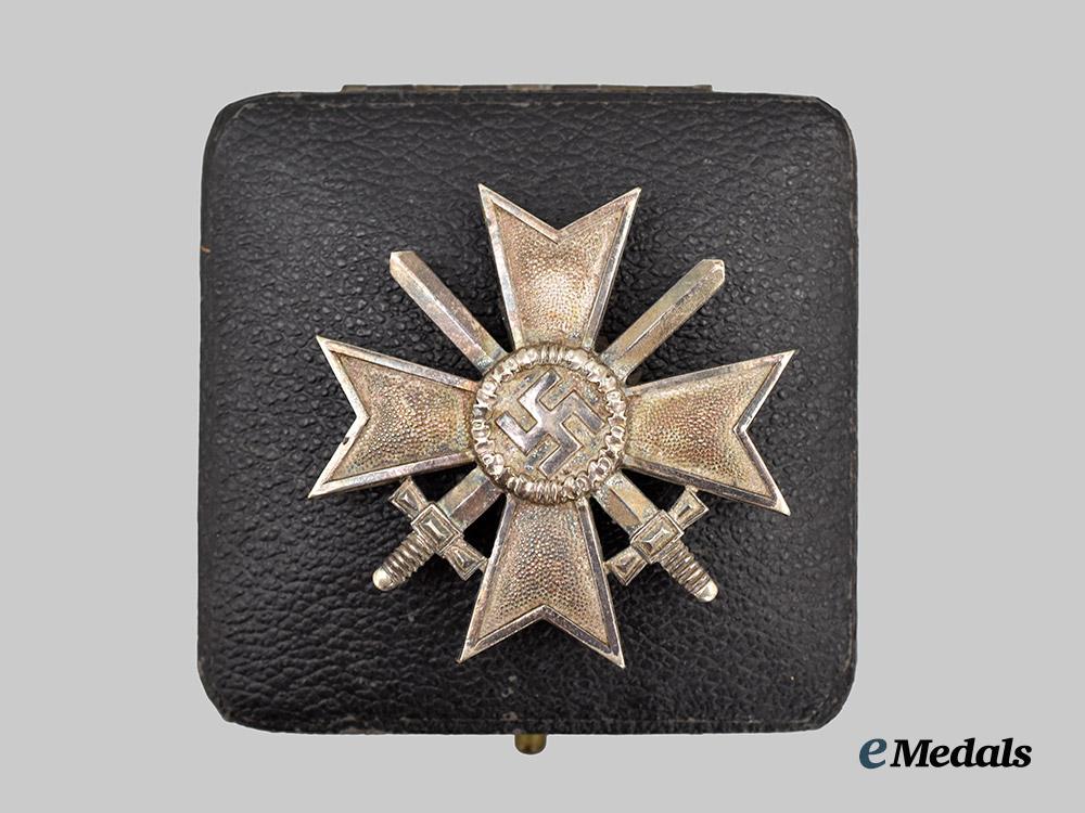 germany,_wehrmacht._a_war_merit_cross_i_class_with_swords_and_case,_by_deschler&_sohn___m_n_c8231