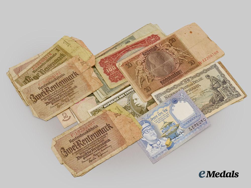 international._a_lot_of_paper_notes___m_n_c8338