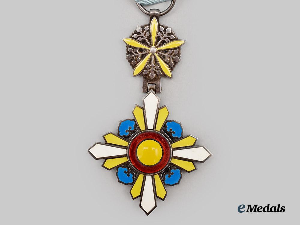 japan,_manchuko._an_order_of_the_auspicious_clouds,_v_i_class___m_n_c8374