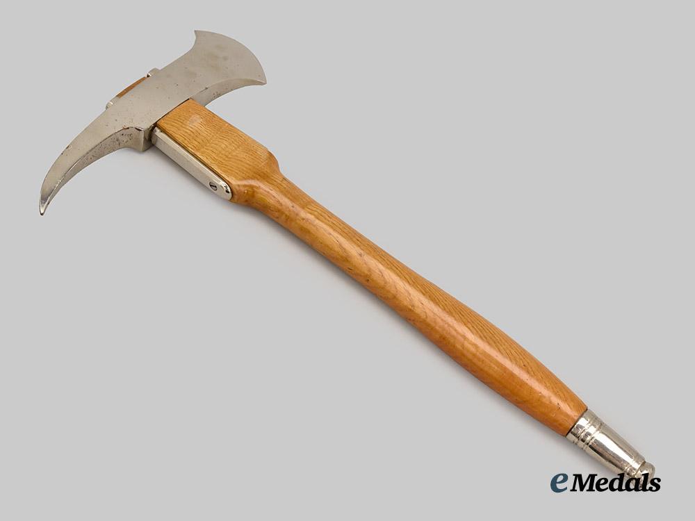 europe._a_fireman’s_hatchet_and_waistbelt___m_n_c8387