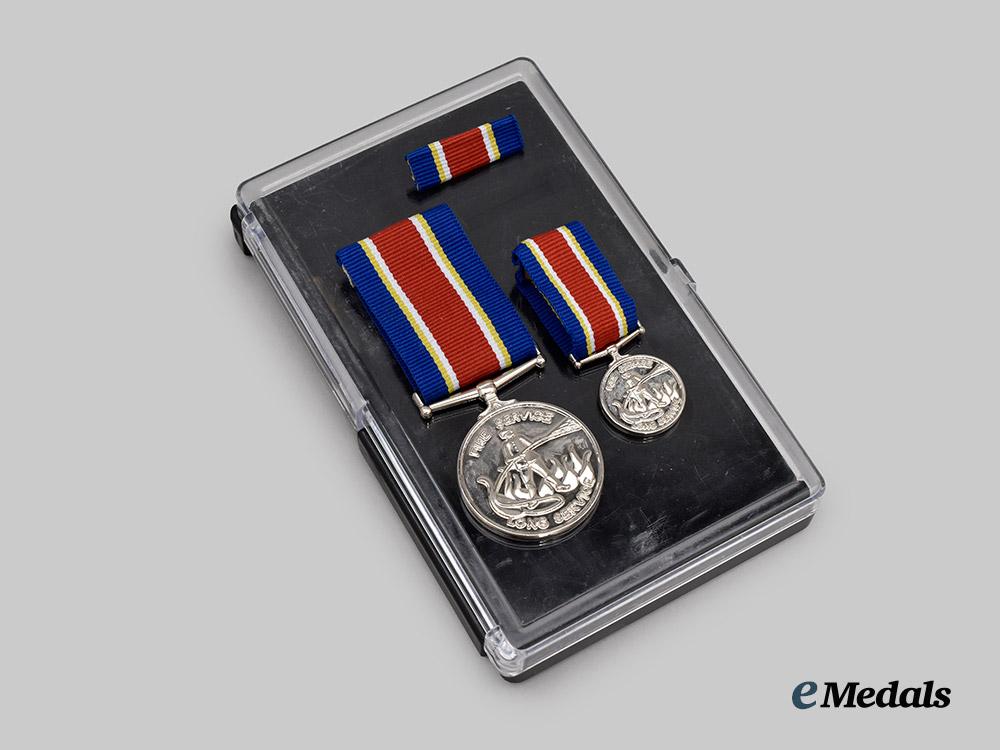 fiji._a_fire_service_long_service_medal_with_miniature,_in_case___m_n_c8561
