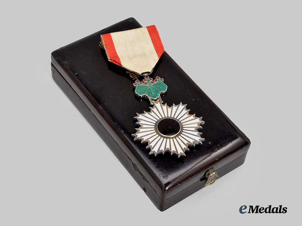 japan,_imperial._an_order_of_the_rising_sun,_v_class_in_case___m_n_c8774