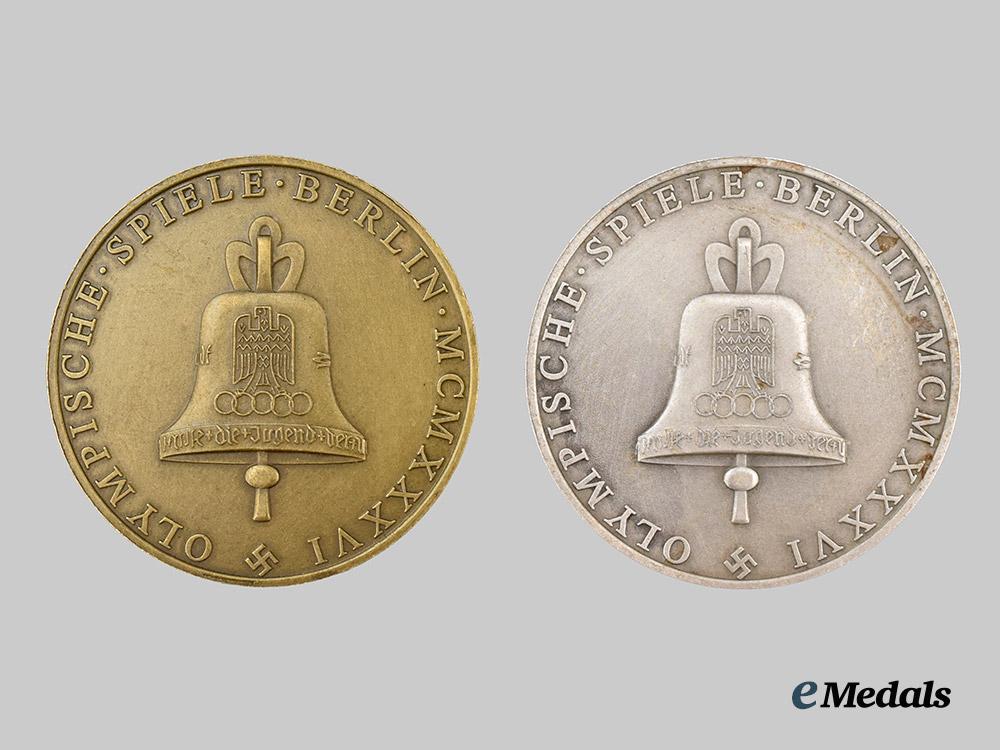 germany,_third_reich._a_pair_of1936_berlin_olympics_commemorative_medallions,_bronze_and_silver_grades___m_n_c8792