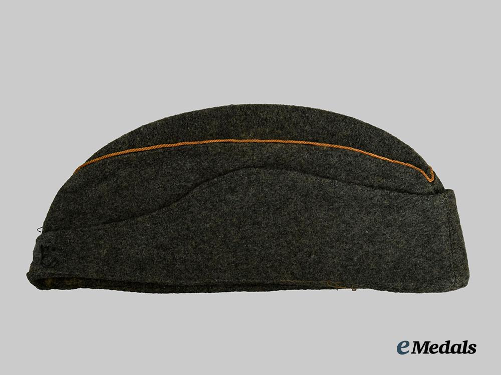 yugoslavia,_republic._a_lot_of_balkan_partisan_insignia_and_cap,1941-43___m_n_c9007