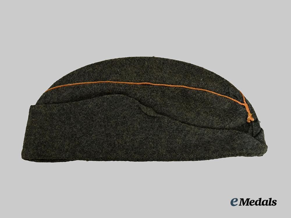 yugoslavia,_republic._a_lot_of_balkan_partisan_insignia_and_cap,1941-43___m_n_c9008