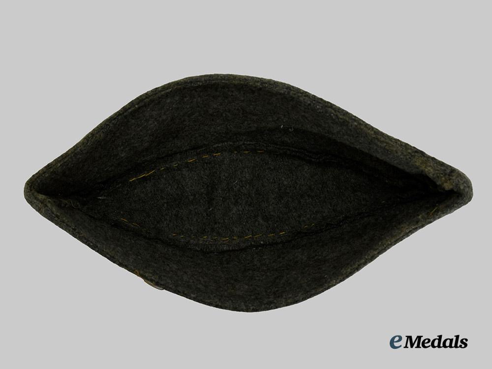 yugoslavia,_republic._a_lot_of_balkan_partisan_insignia_and_cap,1941-43___m_n_c9012