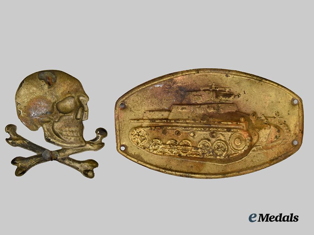 spain,_spanish_state._a_black_brigade_skull_cap_badge_and_armoured_breast_badge,_c.1935___m_n_c9042