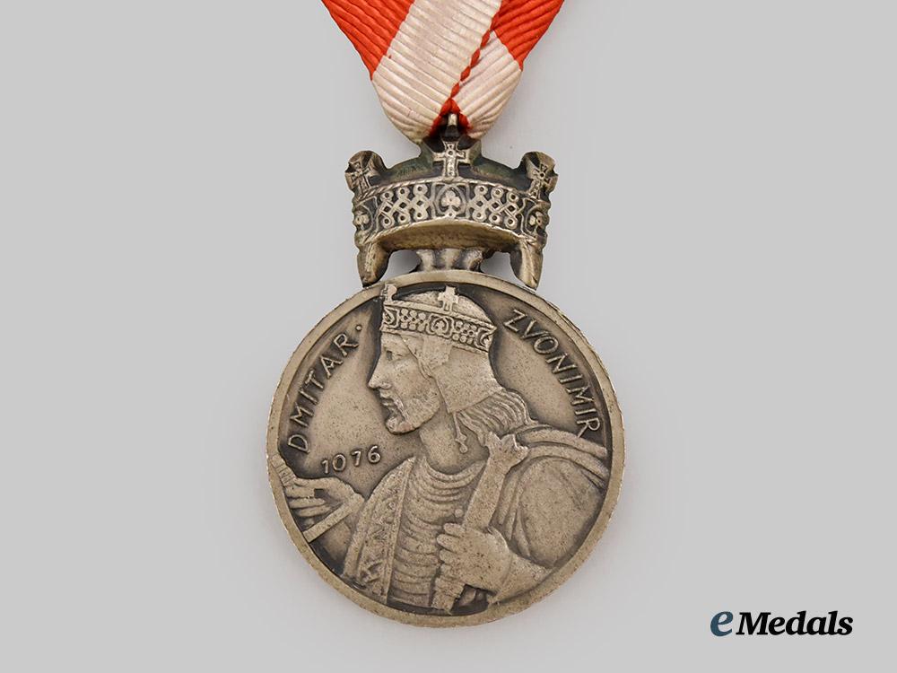 croatia,_independent_state._an_order_of_the_crown_of_king_zvonomir,_silver_medal_for_anti-_partisan_actions,_to_oberjäger_rudolf_manigk___m_n_c9171