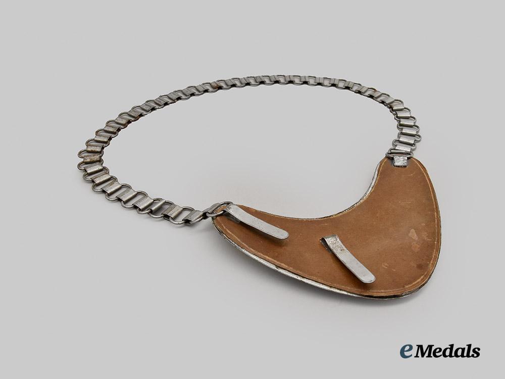 germany,_wehrmacht._a_rare_feldjägerkorps_gorget___m_n_c9295