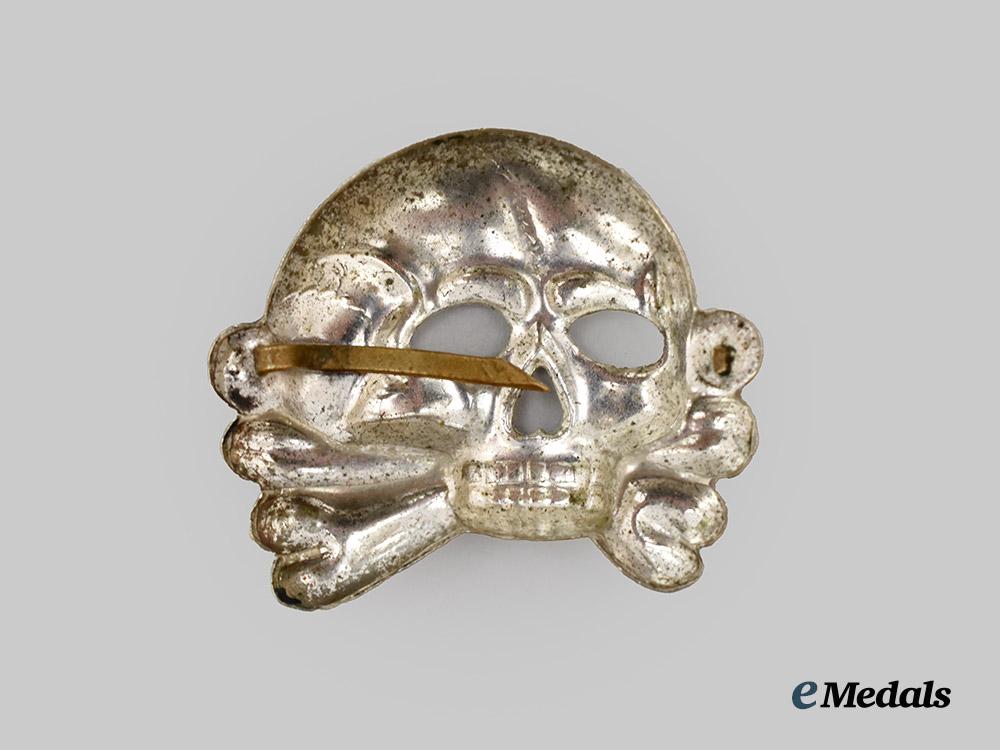 germany,_s_s._a_first_pattern_totenkopf_visor_cap_insignia___m_n_c9597