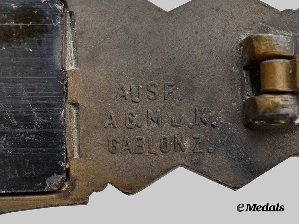 germany,_wehrmacht._a_close_combat_clasp,_bronze_grade,_by_arbeitsgemeinschaft_metall_und_kunststoff___m_n_c9635