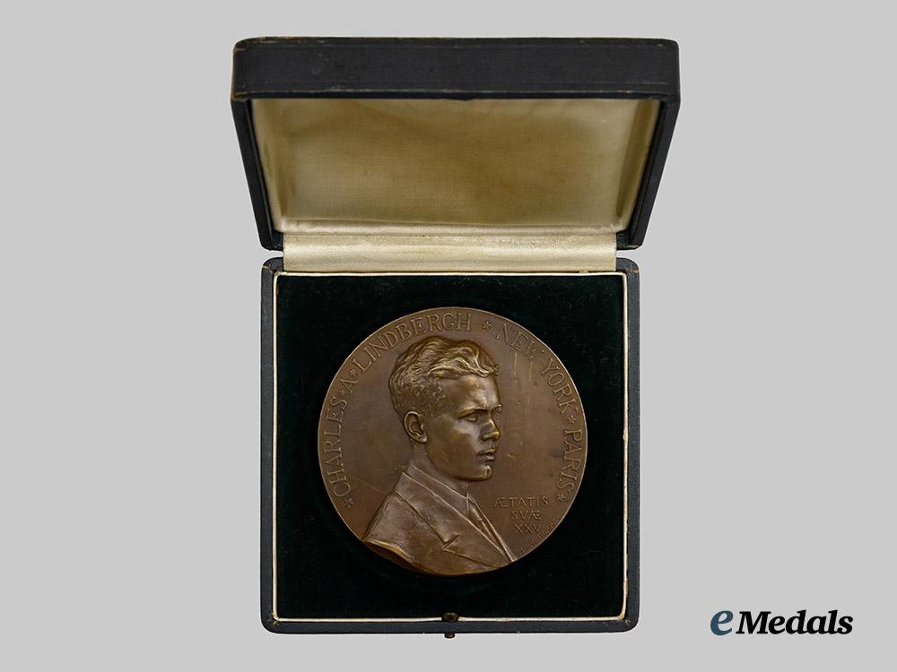 united_states._a_cased_charles_lindbergh_solo_atlantic_flight_table_medal,_c.1977___m_n_c9806