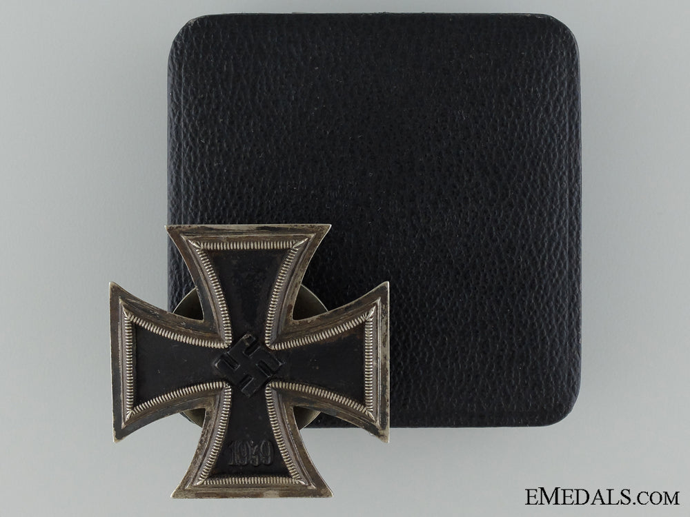 a1939_first_class_iron_cross;_marked_l/58;_cased_a_1939_first_cla_53722861d738b