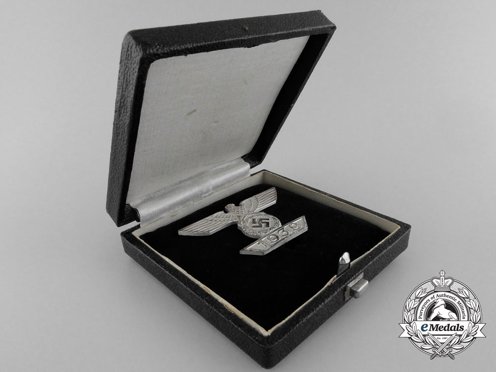 a_mint_clasp_to_the_iron_cross1939_by_b.h._mayer;1_st_class_with_case_a_6145