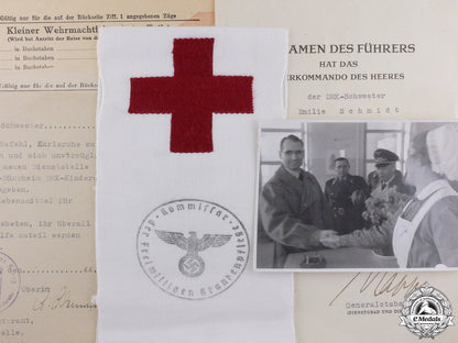 a_german_nursing_sister_award_document&_photo_group_a_german_nursing_5592d53fe788c