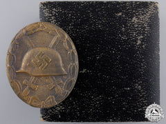 A Gold Grade Wound Badge With Case