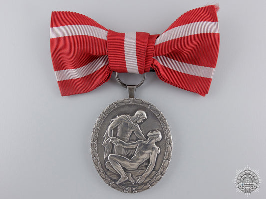 sweden,_kingdom._a_red_cross_award,_ladies_version,_c.1954_a_swedish_red_cr_54db7b1044c09_1
