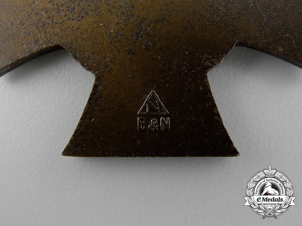 a_cased_honour_cross_of_the_world_war(1914-18)_by_an_unidentified_maker_aa_0842