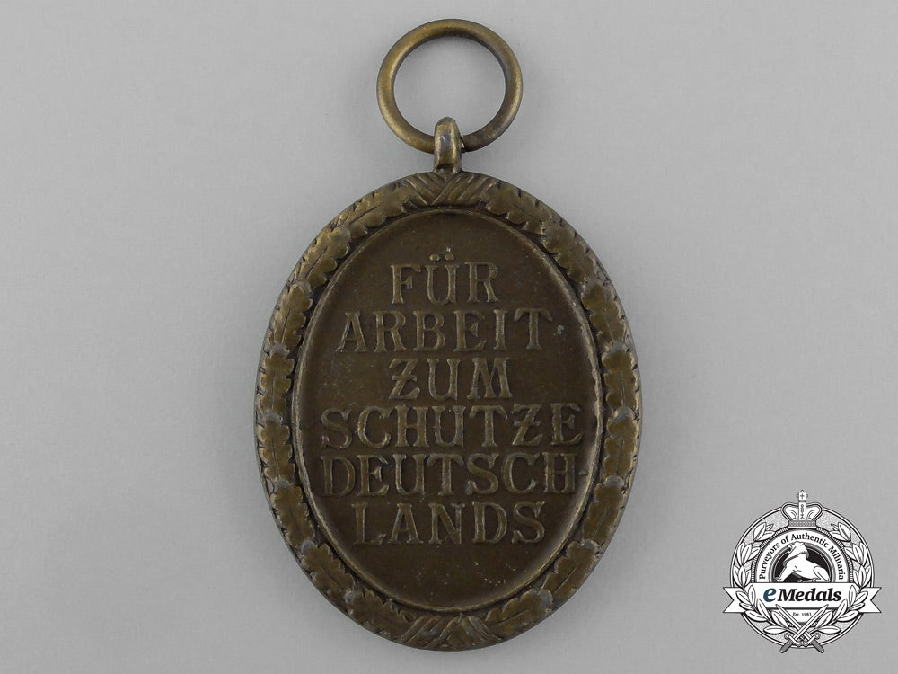 a_german_defence_wall(_west_wall)_medal_with_e._f._wiedmann_of_frankfurt_aa_0914