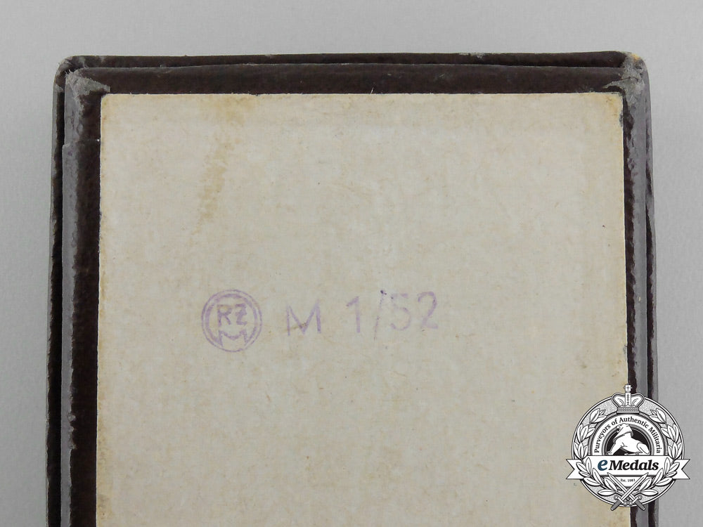a_boxed_nsdap_bronze10-_year(3_rd_class)_long_service_award_by_deschler&_sohn_aa_4019