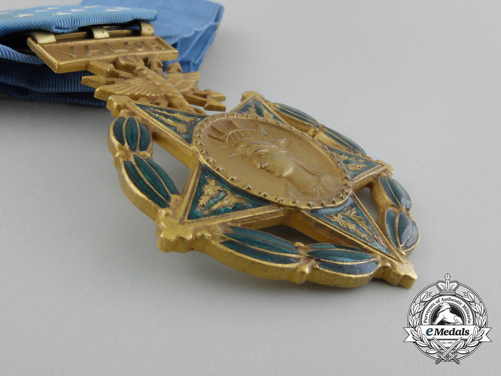 united_states._an_air_force_medal_of_honor,_c.1965_aa_8017_1