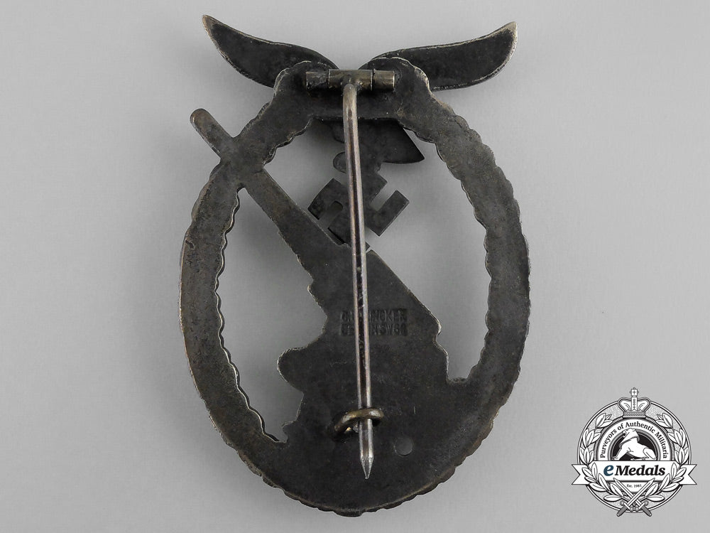 an_early_luftwaffe_flak_badge,_by_juncker,_berlin_aa_9446