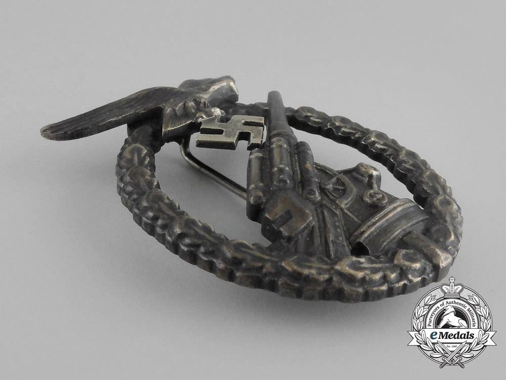 an_early_luftwaffe_flak_badge,_by_juncker,_berlin_aa_9448
