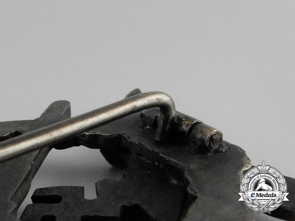 an_early_luftwaffe_flak_badge,_by_juncker,_berlin_aa_9451