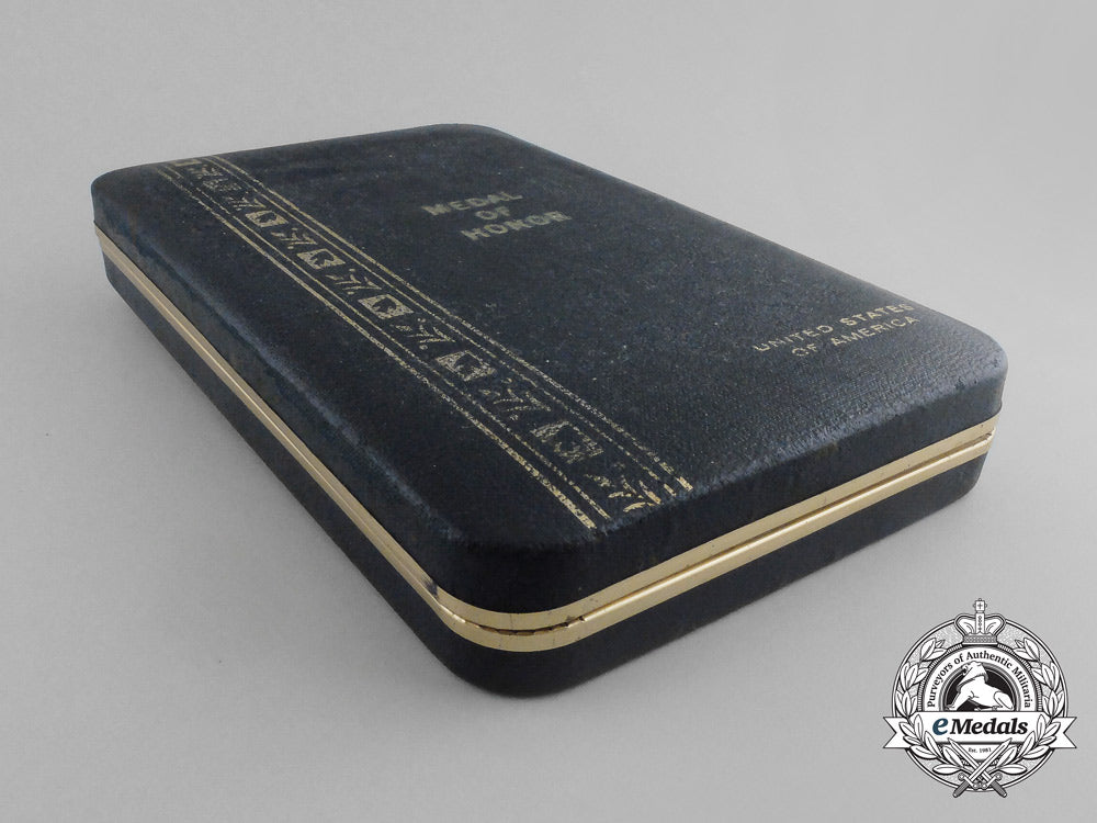 an_american_army_medal_of_honor;_type_vi(1964-_present)_with_case_aa_9462