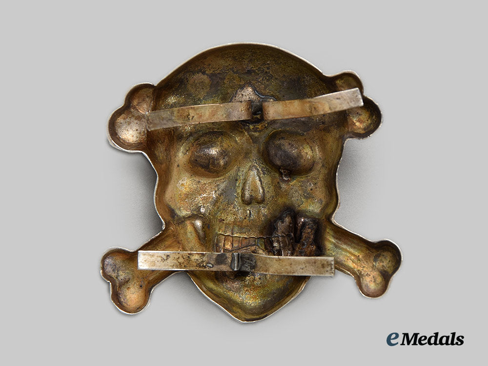 italy,_kingdom._a_black_brigade_skull_cap_badge_ai1_1375_1