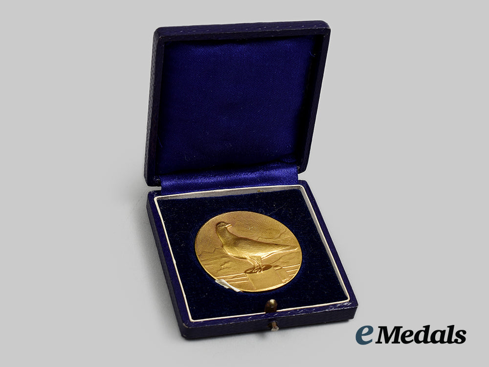 germany,_imperial._a_military_messenger_pigeon_distinguished_breeding_medal,_with_case_ai1_4319