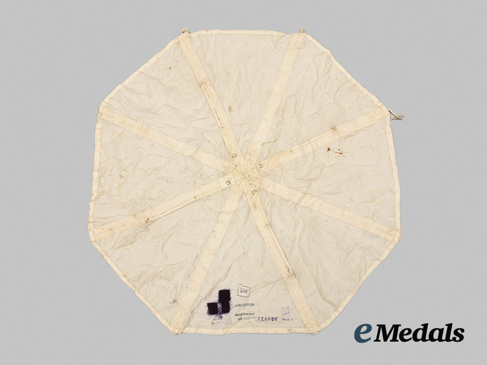 germany,_luftwaffe._a_hilfsschirm_supply_parachute_ai1_4619