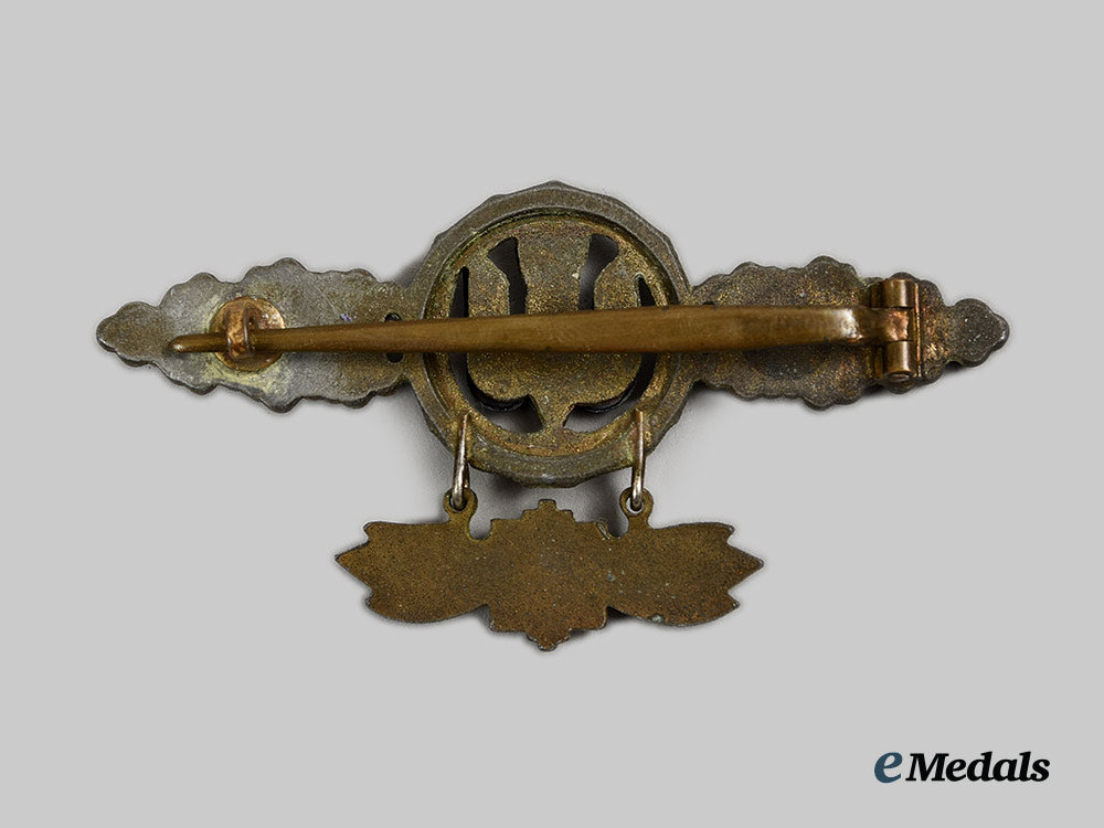 germany,_luftwaffe._a_bomber_clasp,_gold_grade,_with_star_pendant_ai1_7634