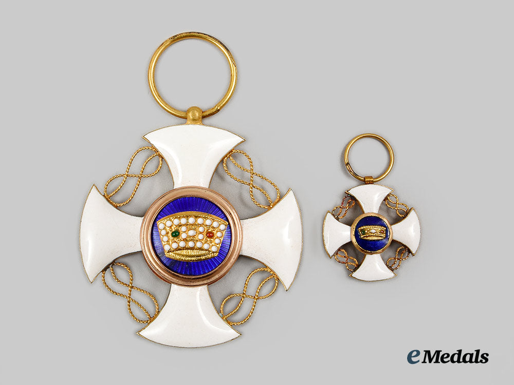 italy,_kingdom._an_order_of_the_crown,_knight’s_cross_with_miniature_in_gold,_c.1890_ai1_8845_1