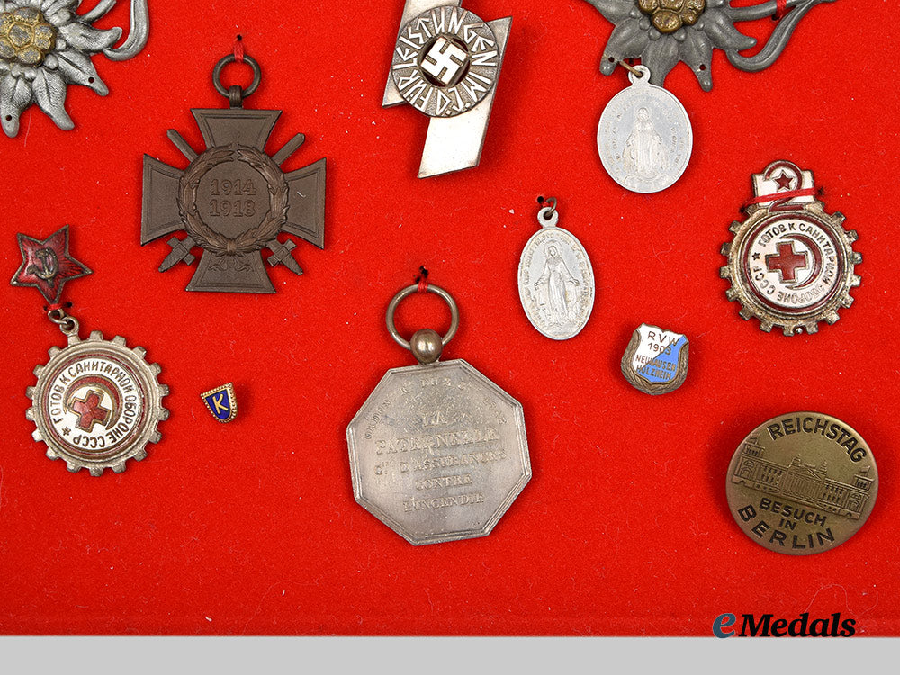 germany,_wehrmacht._a_lot_of_awards_and_badges,_with_customized_shadow_box_ai1_8888