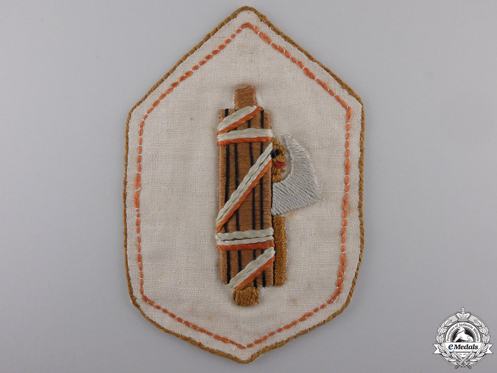 italy._a_large_fascist_cloth_badge,_c.1940_an_italian_fasci_5543bb736f212